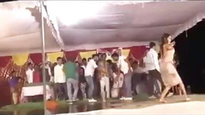ஜேமி கே ஹேரி மழை எல்லே தனது கால் விரல் நகங்களை வரைந்து பையனுக்கு ஃபுட்ஜாப் செய்தார்
