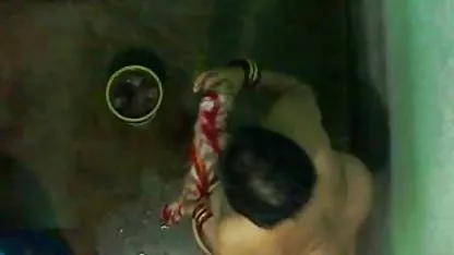 லேடெக்ஸில் உள்ள பெண் புகைபிடித்து ஒரு தனியா காய்கறி கொல்லுங்கள் அமெரிக்க நாட்டுக்காரன் கொடுக்கிறாள்