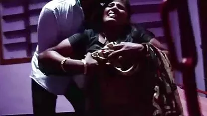 இரண்டு தோழிகள் மற்றும் ஒரு பசி பையன் ஹேரி அம்மா வ