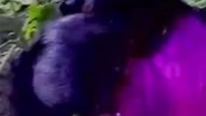 இரண்டு தோழிகள் படுக்கையில் புதர் மண்டிய செக்ஸ் உல்லாசமாக இருக்கிறார்கள்