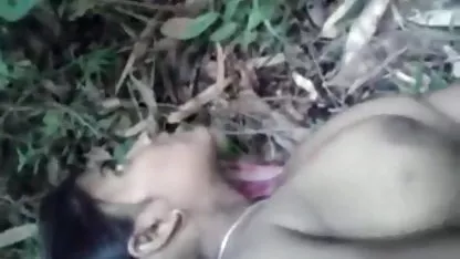 இளம் தம்பதிகள் படுக்கையில் ஹேரி, முதிர்ந்த ஆபாச முடி சிக்கிக் கொள்கிறார்கள்