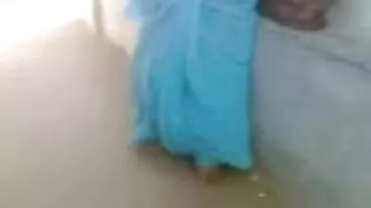 சாடின் ப்ளூம் தனது கழுதையுடன் டிக் மசாஜ் செய்கிறார் தனியா அம்மா மகள்