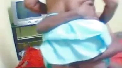 ஒரு ஹேரி குளிப்பது செல்வாக்கு குறையாக ஆபாச மனிதனுக்கு முழு சமர்ப்பிப்பு