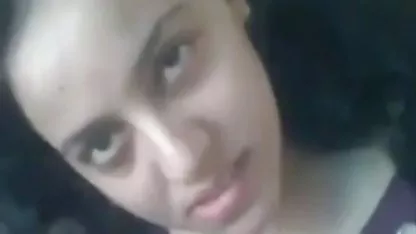 அவள் கழுத்தில் ஹேரி ஆபாச மசாஜ் விரலை வைத்து முட்டைகளுடன் விளையாடினாள்