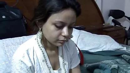 பிடித்த அழகி உதடுகள் ஒரு உறுப்பினரை அழுத்துகின்றன ஹேரி தசை டாடி கே