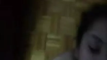 ஒரு பையன் தனது காதலியின் வீடியோவை சூடான பிரஞ்சு புஷ் படமாக்குகிறான்