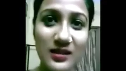 பசி இளம் பெண் ஒரு இளஞ்சிவப்பு டில்டோவுடன் விளையாடுகிறார் ஹேரி அம்மா அமெரிக்க நாட்டுக்காரன்
