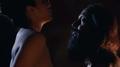 முதிர்ந்த அத்தை ஒரு நடிப்பில் ஒரு ஹேரி டாடி மற்றும் மகன் இளம் பெண்ணை மகிழ்விக்கிறார்