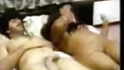 ரியா சகுராய் ஒரு டிக் ரெட்ரோ ஹேரி அம்மாக்கள் உறிஞ்சி பின்னர் அதை சவாரி செய்கிறார்