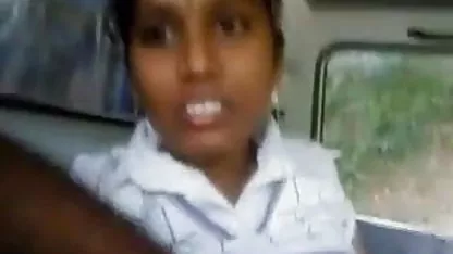 கிட்டி ஜேன் ஒரு பச்சை படுக்கையில் ஹேரி இளம் கே புண்டையை மூடிக்கொள்கிறாள்